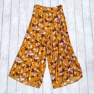 AEO Floral Palooza Cropped Pants Size Small